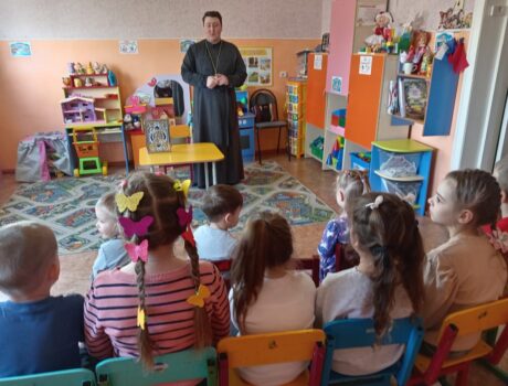 Настоятель храма Вознесения Господня села Щербаково посетил местный детский сад