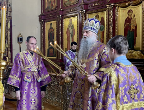Преосвященнейший епископ Савва совершил Божественную Литургию в Свято-Троицком кафедральном соборе города Алексеевка