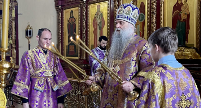 Преосвященнейший епископ Савва совершил Божественную Литургию в Свято-Троицком кафедральном соборе города Алексеевка