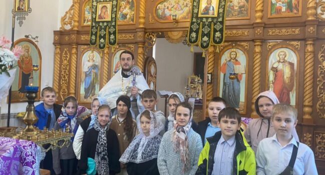 Храм святого Пророка Божия Ильи села Ильинка посетили учащиеся местной школы и приняли участие в таинствах