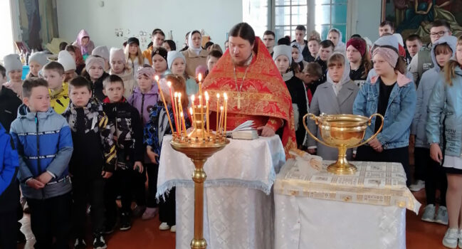 В понедельник Светлой седмицы учащиеся Иловской школы собрались в Покровском храме села Иловка на праздничный молебен