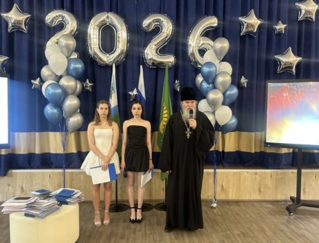 Благочинный принял участие в торжественном вручении аттестатов выпускникам